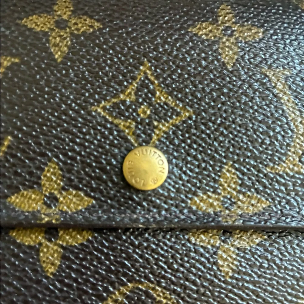 Louis Vuitton- Authentic 🍀 Large Brown Monogram Clutch - Picture 2 of 14